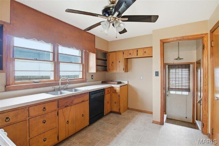 More Photos Of 5912 N Belt W, Belleville Flex For Sale