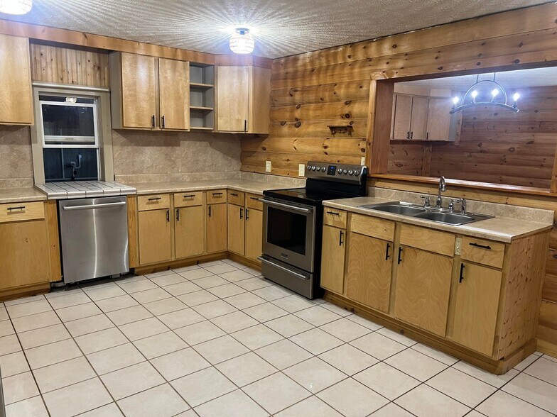 More Photos Of 380 S Main St, De Graff Light Manufacturing For Sale