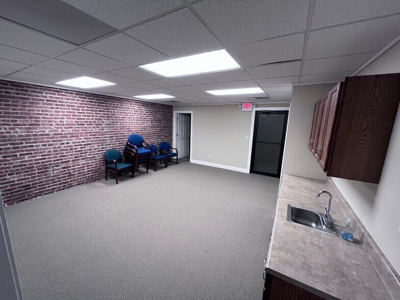 More Photos Of 316-318 Washington St, Bloomington Storefront Retail Office For Lease