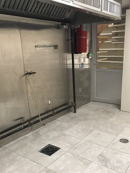 More Photos Of 7635 Ley Rd, Houston Freestanding For Sale