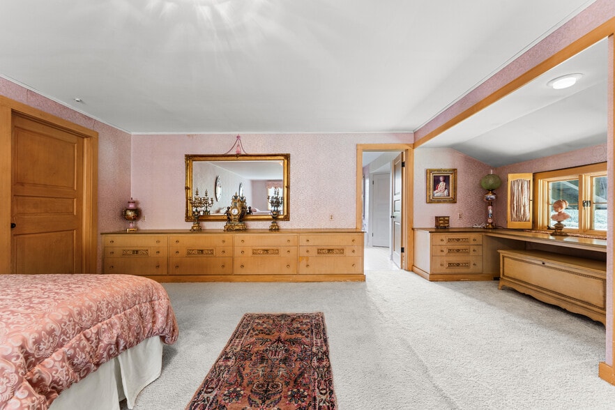 More Photos Of 550 Warner rd, Vienna Specialty For Sale