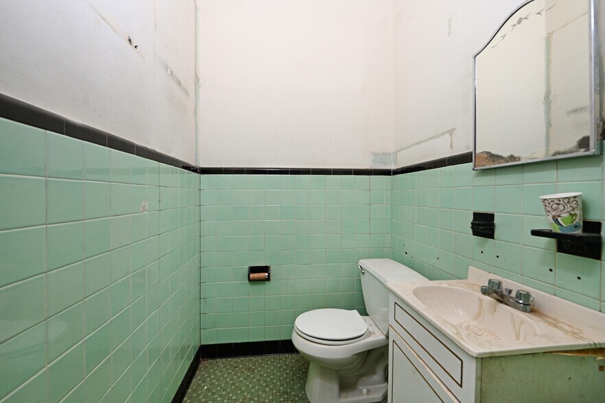 More Photos Of 507 32nd St, Union City Storefront Retail Office For Sale