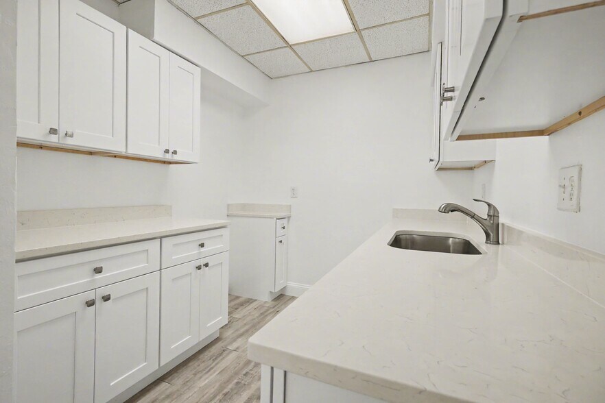 More Photos Of 1288 N Tamiami Trl, North Fort Myers Office For Sale