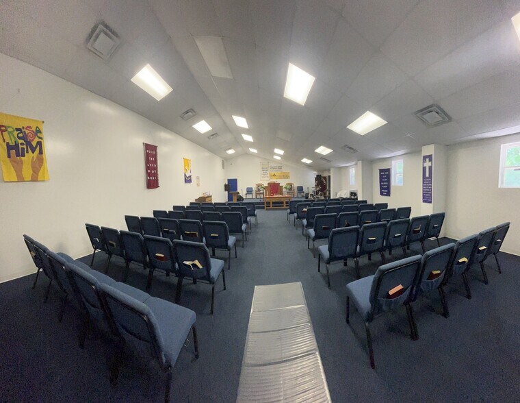 More Photos Of 10456 Pippin Rd, Cincinnati Office For Sale