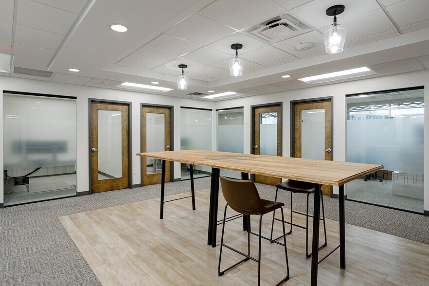 More Photos Of 2001 Warfield Dr, Nashville Office For Sale