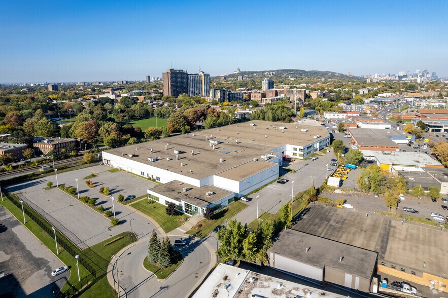 More Photos Of 2125 Rue Lily-Simon, Montréal Warehouse For Lease