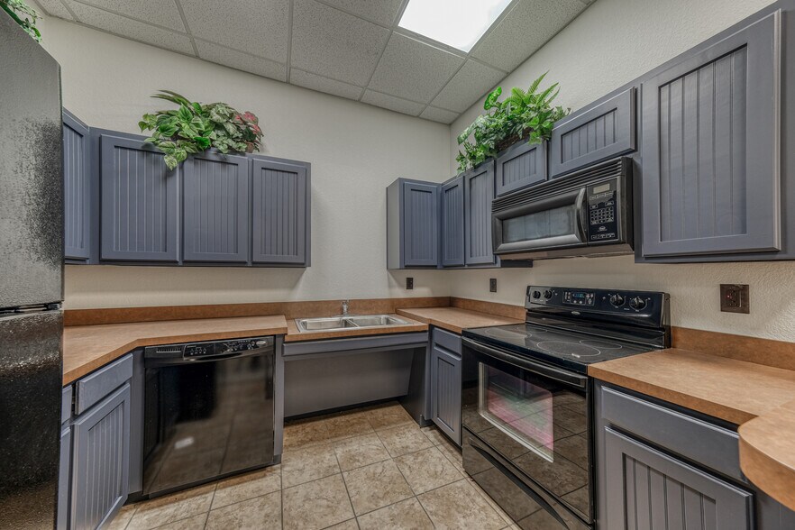 More Photos Of 1916 Martin Dr, Weatherford Office For Lease