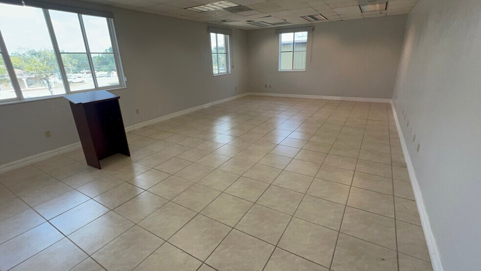 More Photos Of 4940 Bayline Dr, North Fort Myers Warehouse For Lease