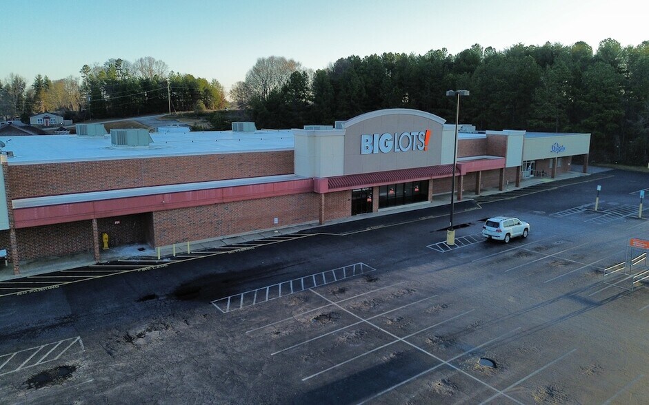 More Photos Of 14152-14166 E Wade Hampton Blvd, Greer Freestanding For Lease