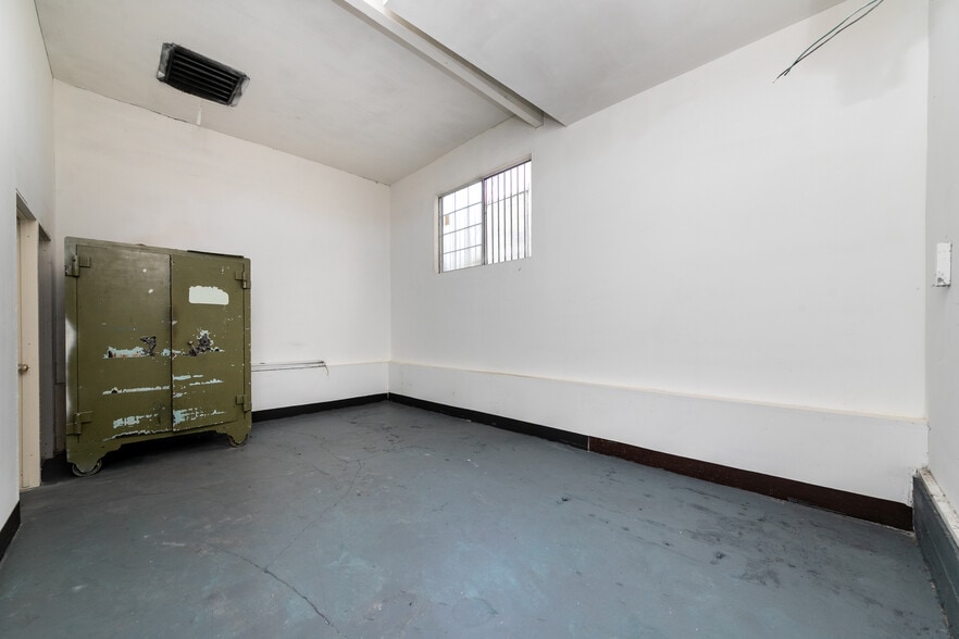 More Photos Of 115 N Fairfax Ave, Los Angeles Freestanding For Sale