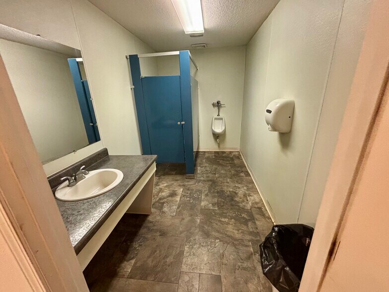 More Photos Of 106 E 4th St, Washington Restaurant For Sale