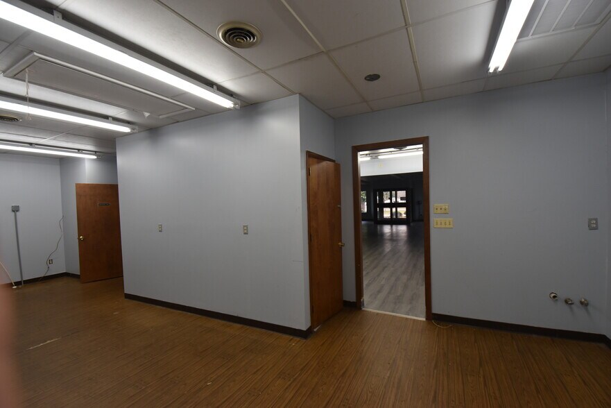 More Photos Of 314 E Main St, Rockwell Medical For Lease