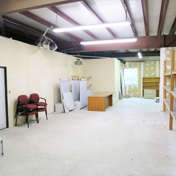 More Photos Of 205 E 1st Ave, Roselle Warehouse For Lease