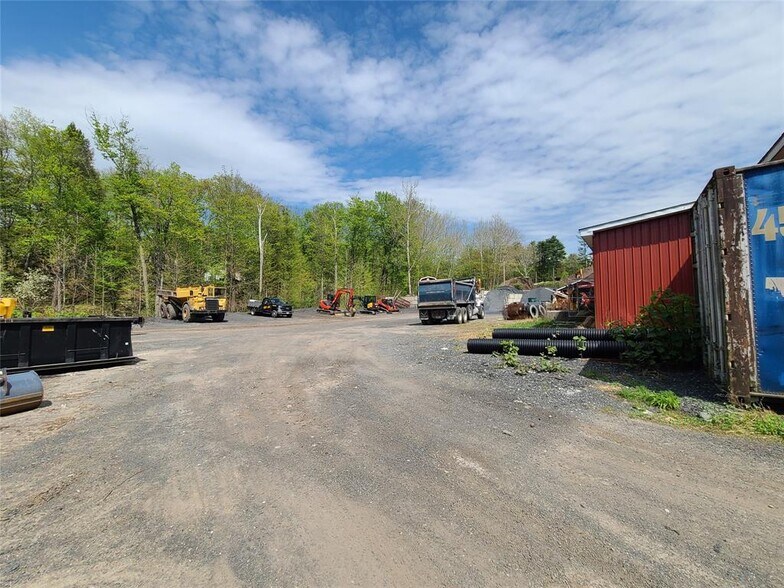 More Photos Of 26 Hook Rd, Sparrow Bush Distribution For Sale