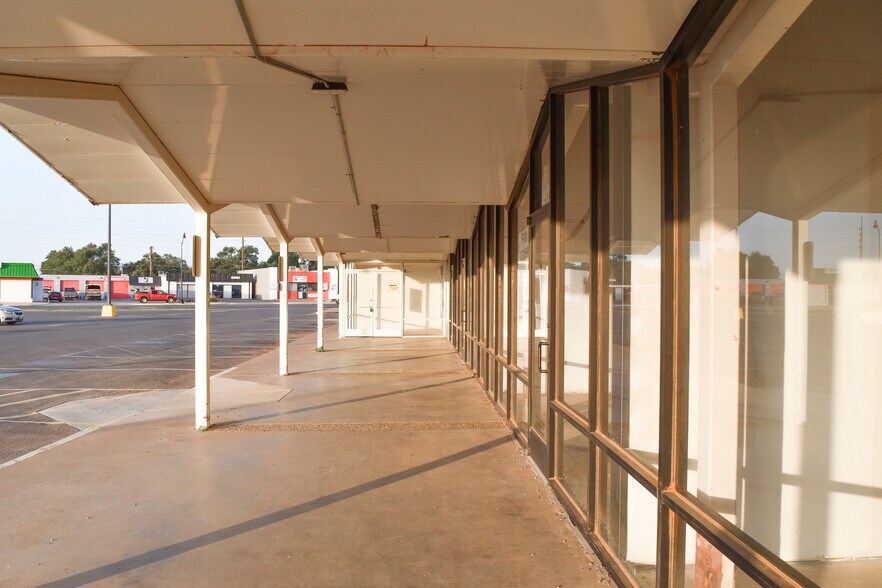 More Photos Of 5002 34th St, Lubbock Unknown For Lease