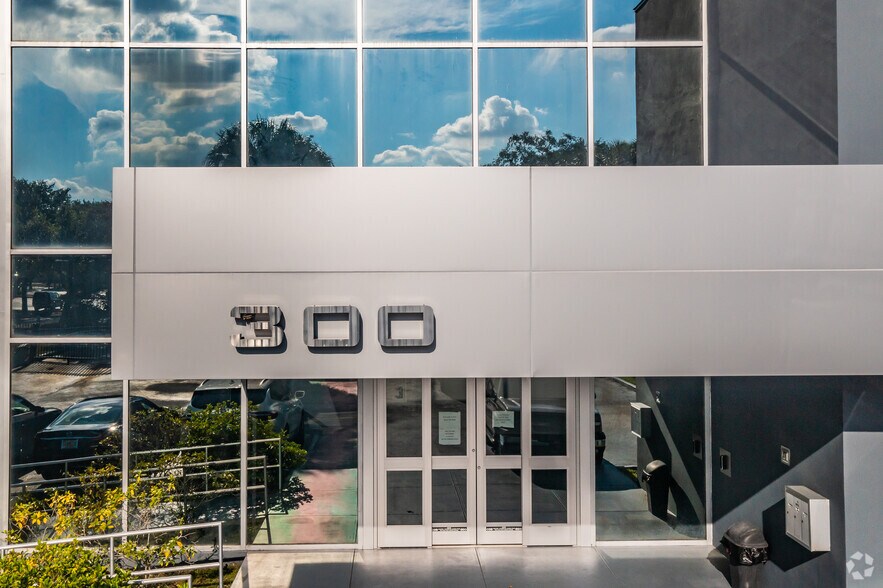 More Photos Of 300 Oakwood Ln, Hollywood Flex For Sale