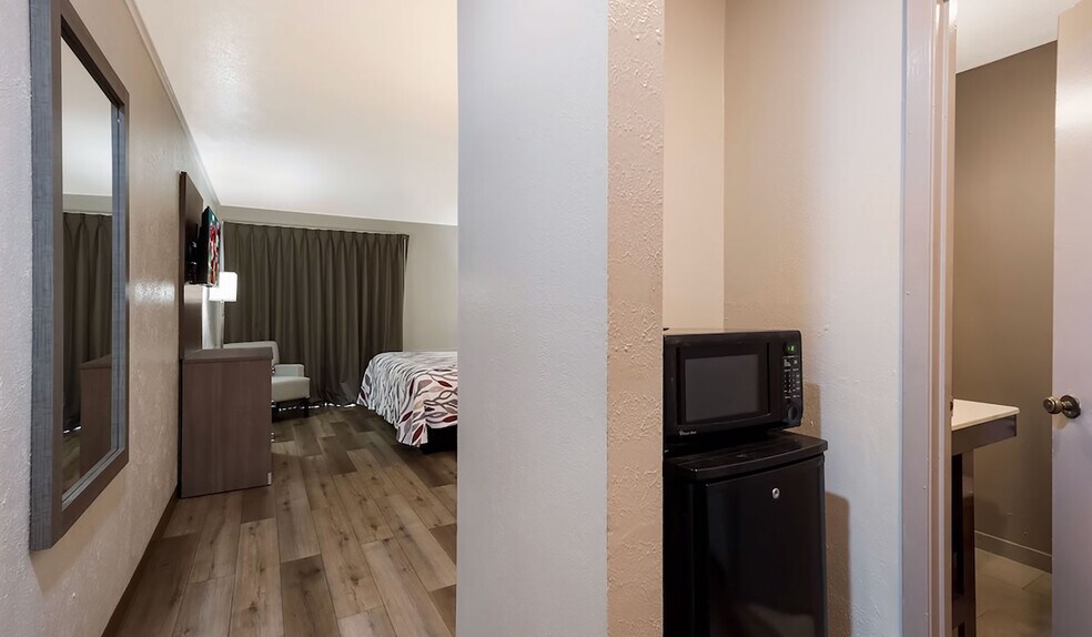 More Photos Of 203 N I-45, Madisonville Hotel For Sale
