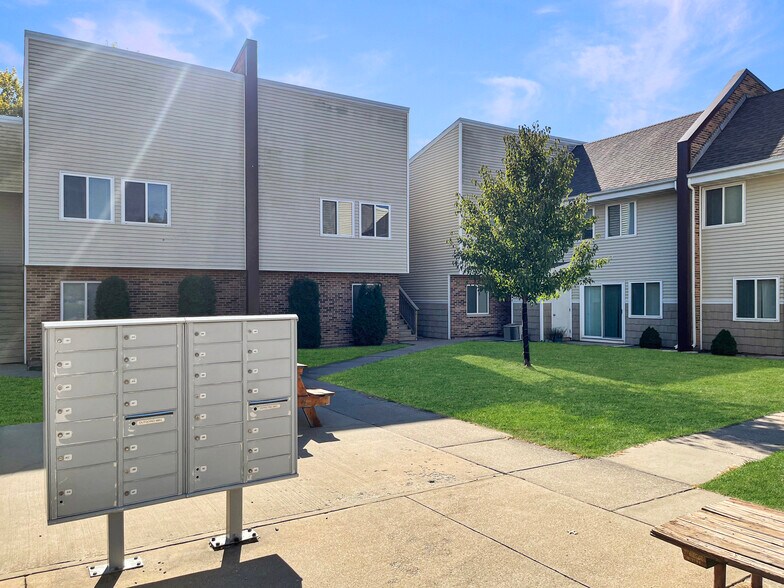 More Photos Of 401 River Run Dr, Macomb Apartments For Sale