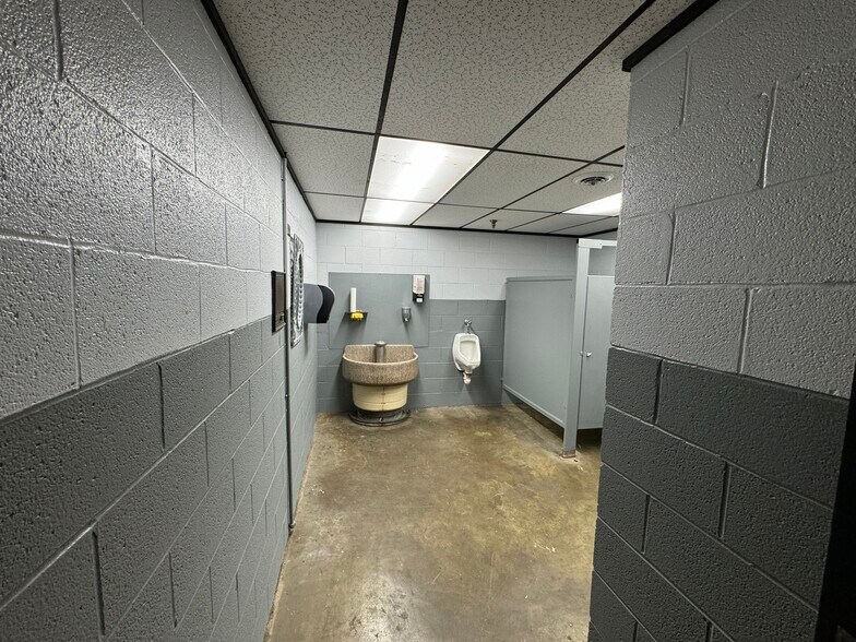 More Photos Of 300 Winona St, Knoxville Distribution For Lease