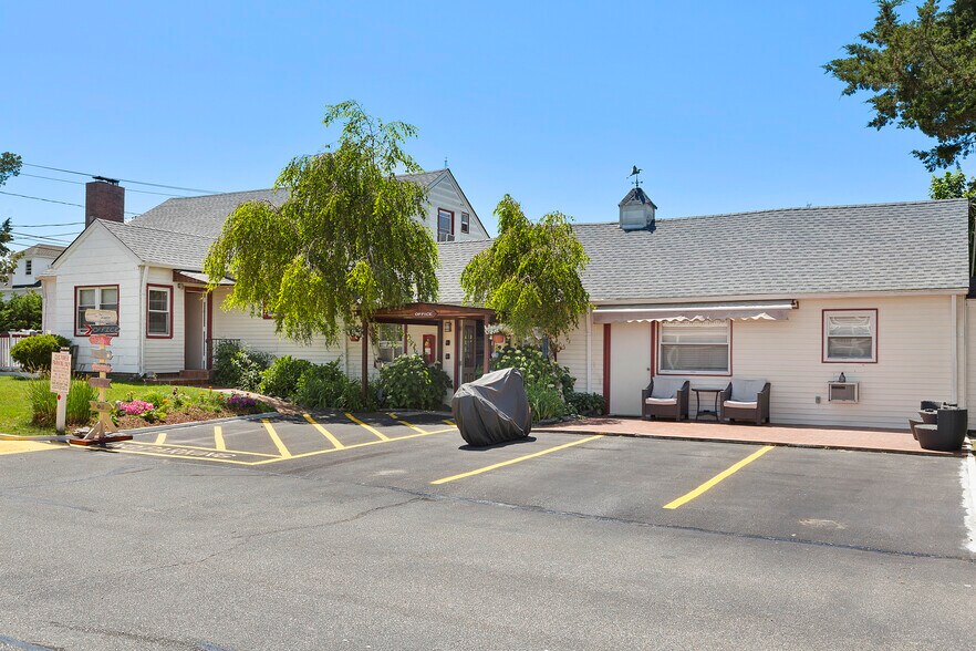 More Photos Of 72 Foster Ave, Hampton Bays Hotel For Sale