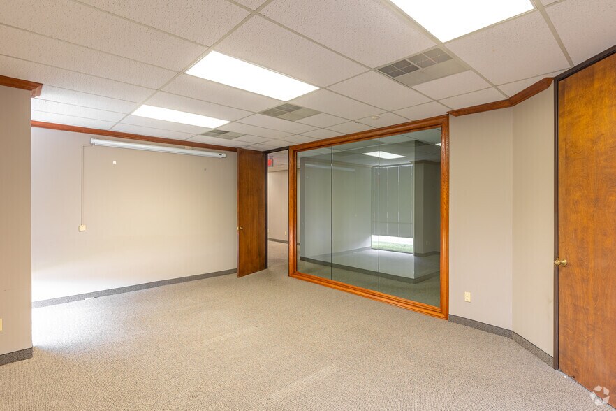 More Photos Of 12200 N Stemmons Fwy, Farmers Branch Unknown For Lease