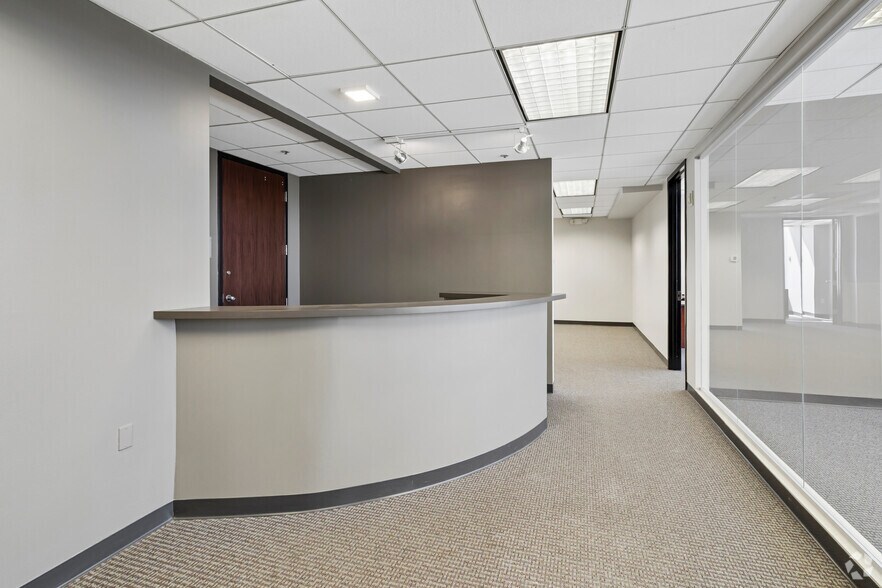 More Photos Of 300 W Pratt St, Baltimore Office For Sale
