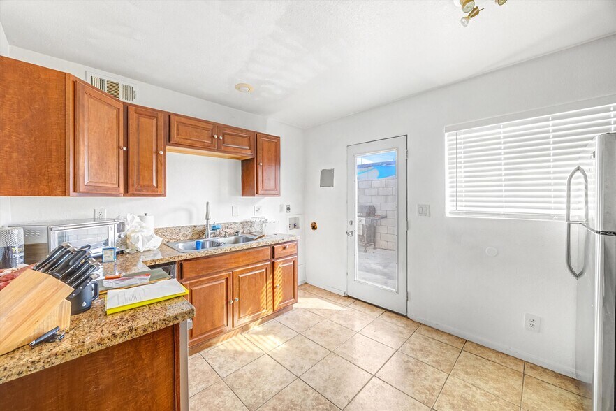 More Photos Of 238 S Saturmino Dr, Palm Springs Apartments For Sale