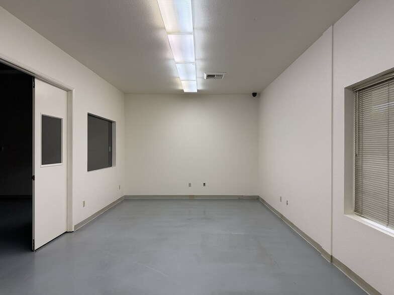 More Photos Of 552 Hi Tech Pky, Oakdale Warehouse For Lease