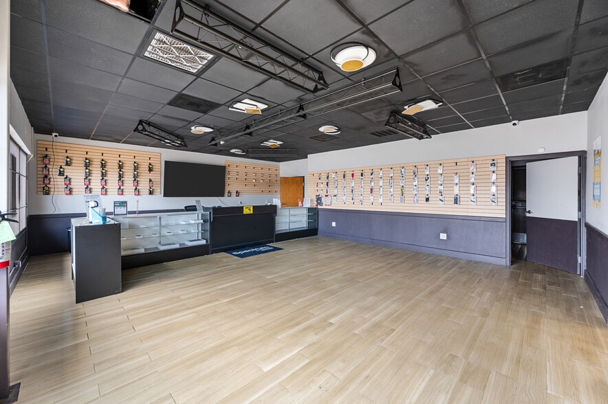 More Photos Of 2712-2720 W Division St, Arlington Storefront Retail Office For Sale