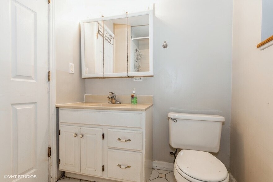 More Photos Of 1228 W Glenlake Ave, Chicago Apartments For Sale