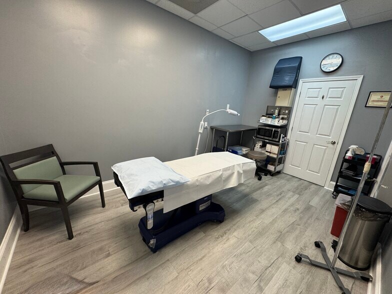 More Photos Of 2540 Arrowood Rd, Charlotte Office For Sale