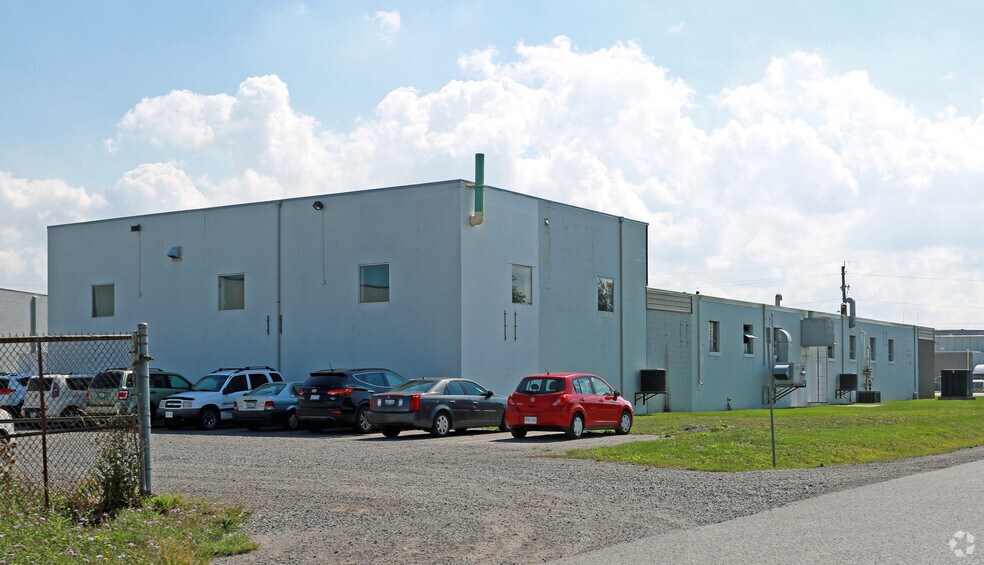 More Photos Of 12-14 Seapark Dr, St Catharines Warehouse For Sale