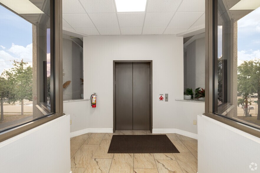 More Photos Of 1425 Viscaya Pky, Cape Coral Office For Lease
