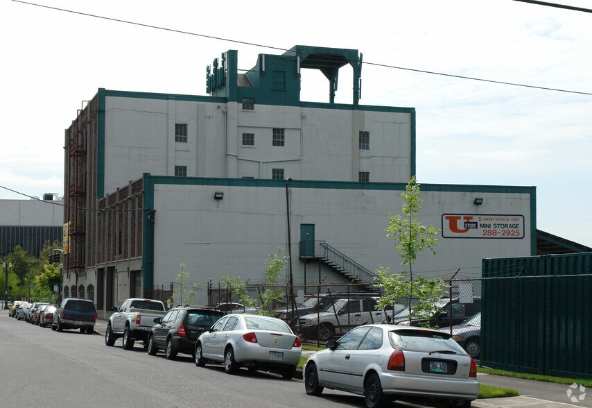 More Photos Of 407 N Broadway St, Portland Self Storage For Lease