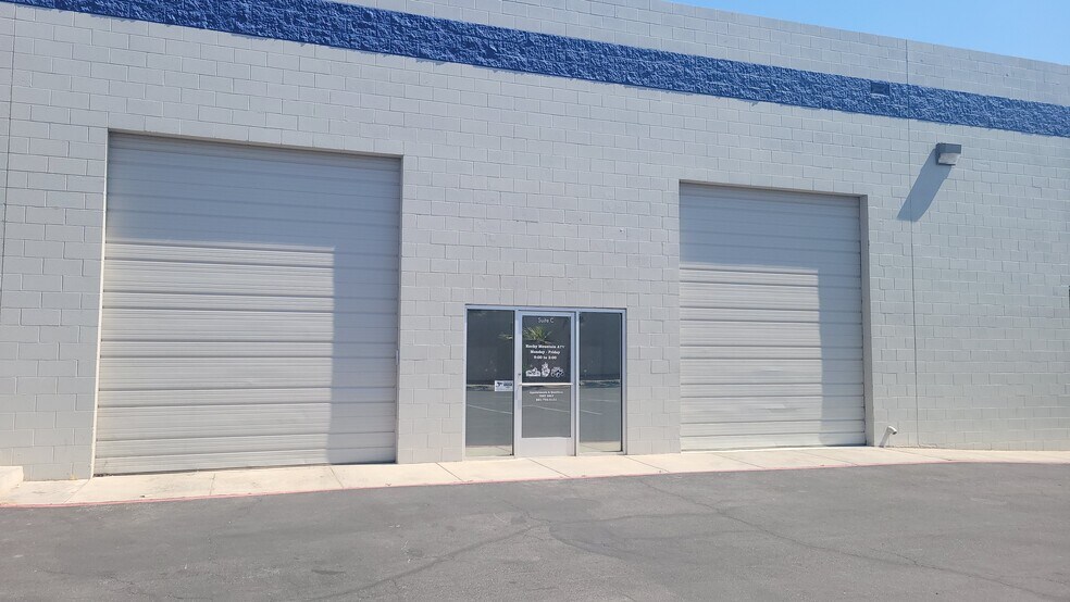 More Photos Of 120-140 Riverside Rd, Mesquite Showroom For Lease