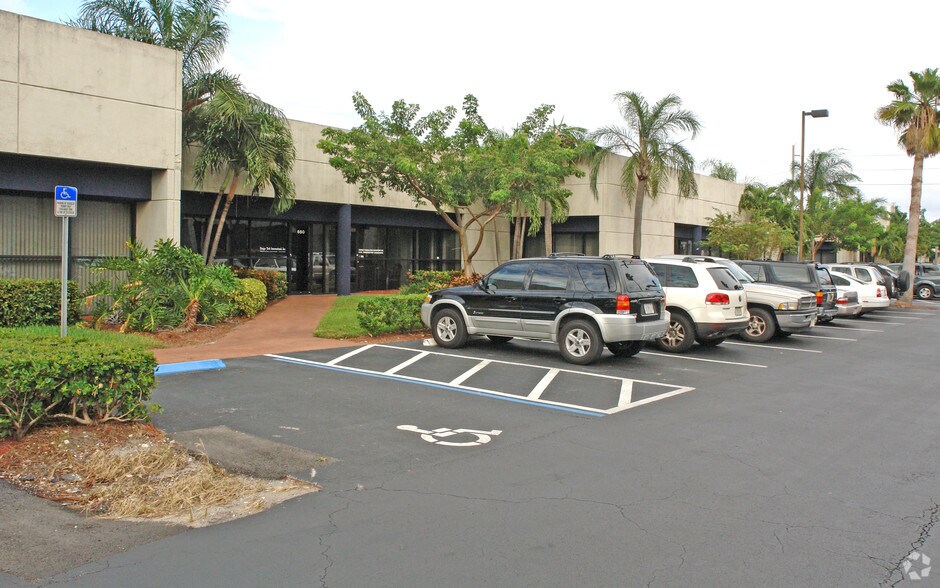 More Photos Of 602 S Military Trl, Deerfield Beach Showroom For Lease