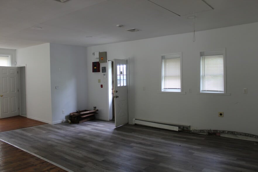 More Photos Of 642-650 N Liberty Dr, Tomkins Cove Office For Lease