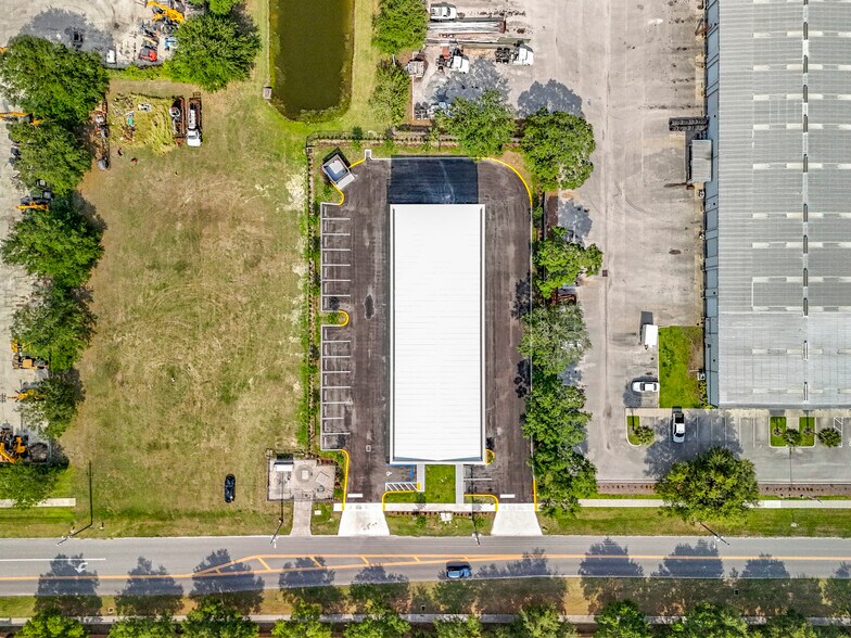 More Photos Of 705 Hennis Rd, Winter Garden Showroom For Sale