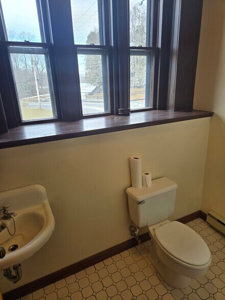 More Photos Of 1070-1080 Kingstown Rd, South Kingstown Warehouse For Lease