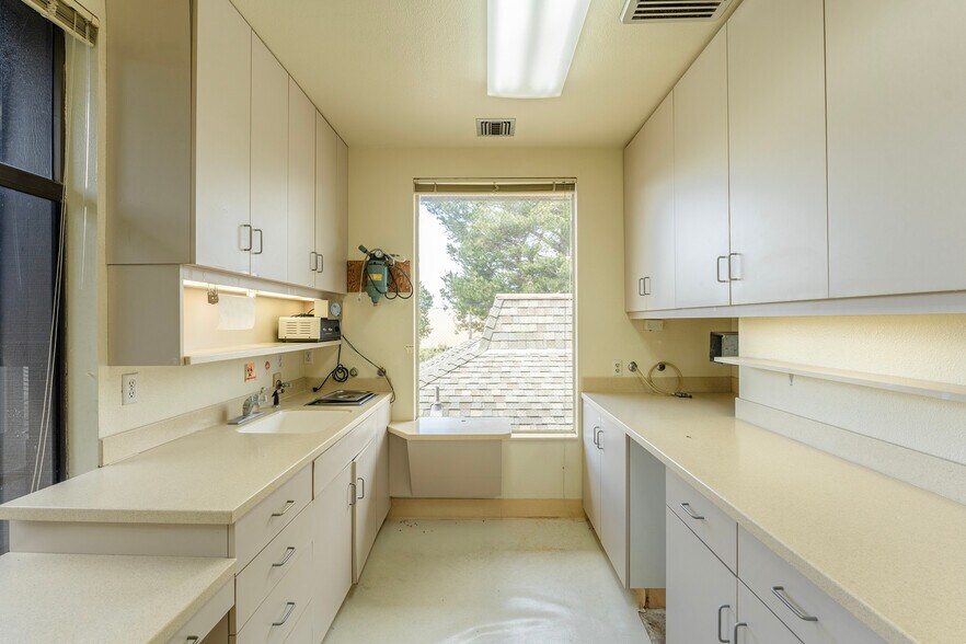 More Photos Of 26535 Carmel Rancho Blvd, Carmel Medical For Lease