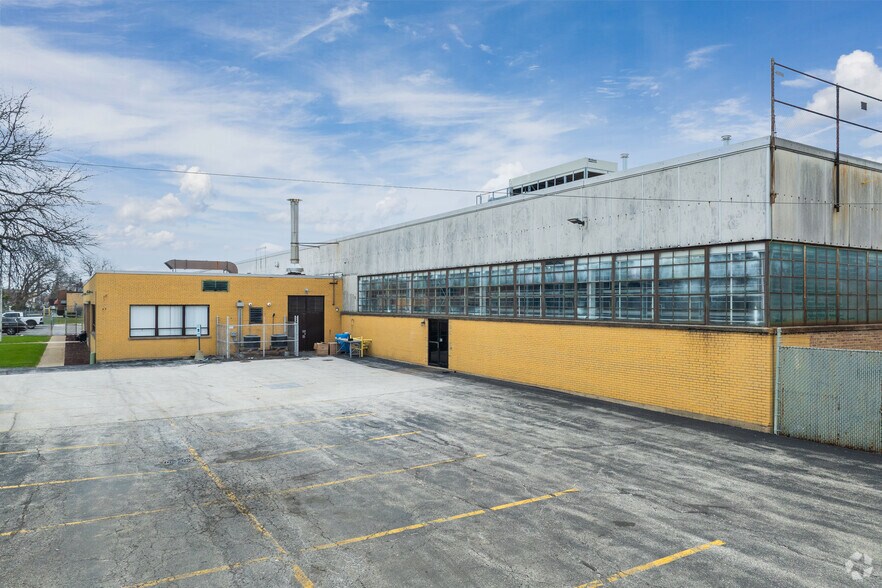 More Photos Of 6350 Kirk St, Morton Grove Manufacturing For Lease