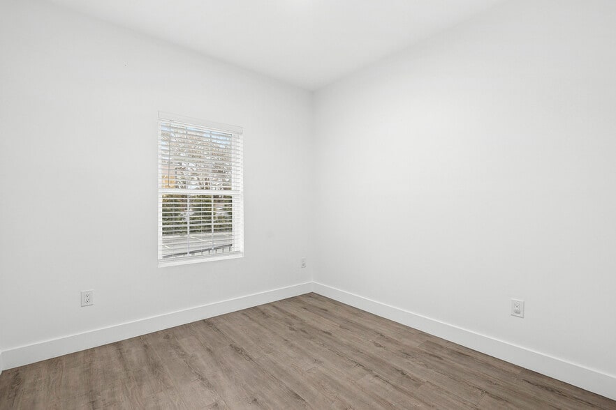 More Photos Of 533 Greenwich St, Hempstead Apartments For Sale