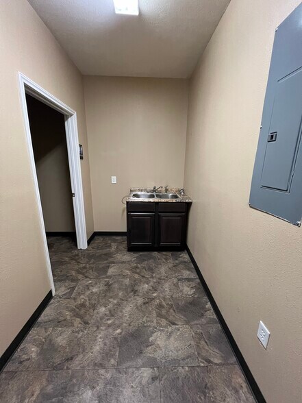 More Photos Of 11085 Eastex Fwy, Beaumont Warehouse For Lease