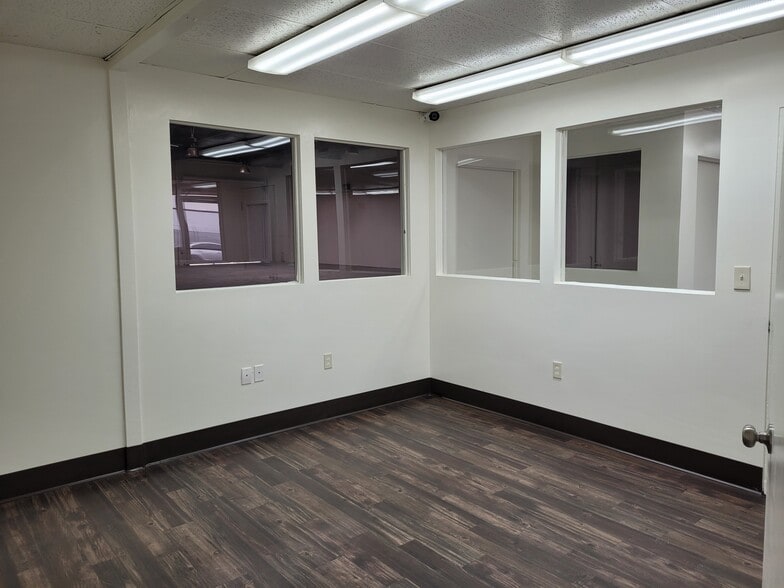 More Photos Of 960 Brooks St, Ontario Warehouse For Lease