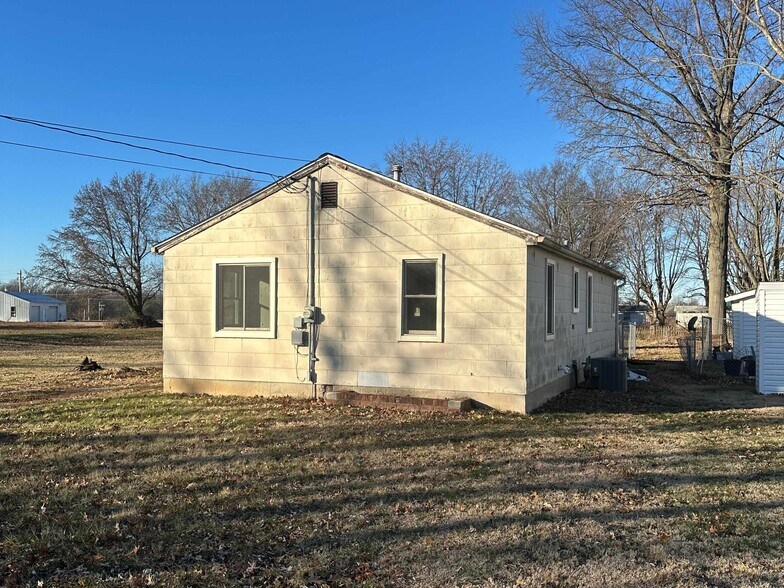 More Photos Of 239 Grand Ave, Waterloo Specialty For Sale