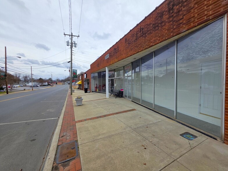 More Photos Of 206 E Main St, Rockwell Storefront Retail Office For Lease