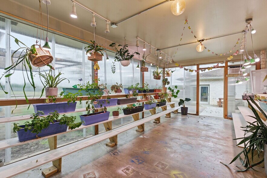 More Photos Of 13617 Fitzhugh Rd, Austin Showroom For Lease