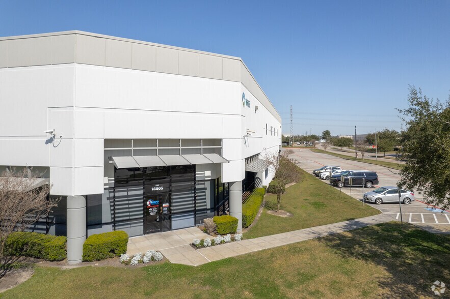 More Photos Of 16605 Air Center Blvd, Houston Warehouse For Lease