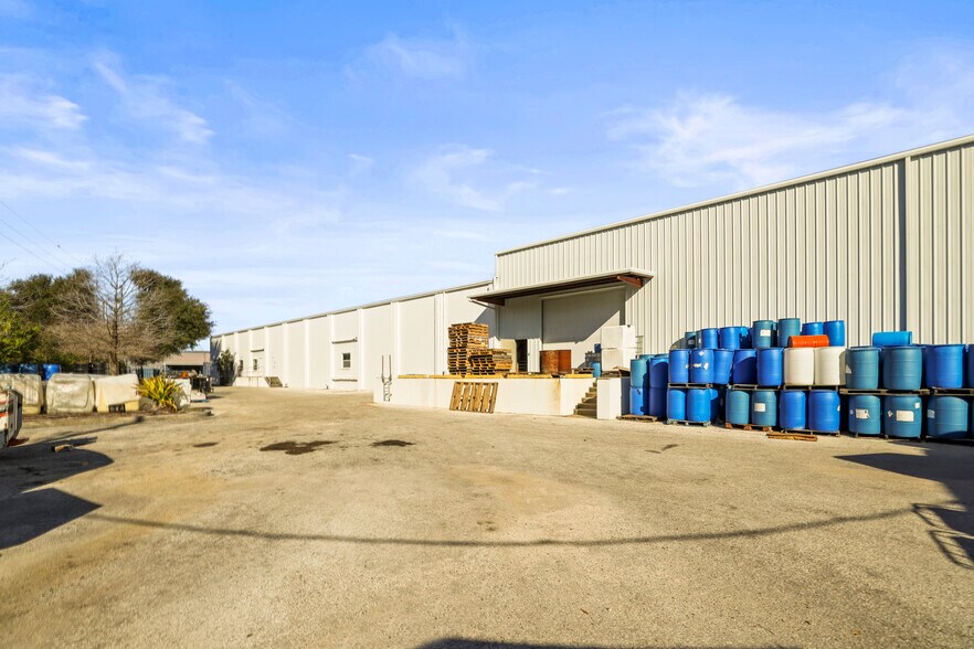 More Photos Of 1555 Sunshine Dr, Clearwater Warehouse For Sale