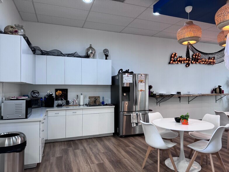 More Photos Of 2135-2141 Bellflower Blvd, Long Beach Storefront For Lease